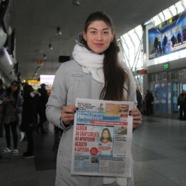 Анастасия Кочержова оставила автограф на обложке «КП», которую украсило ее фото.  Фото: Юлия ПЫХАЛОВА