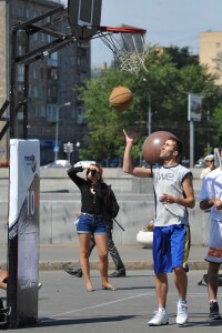 Учимся играть в уличный баскетбол!